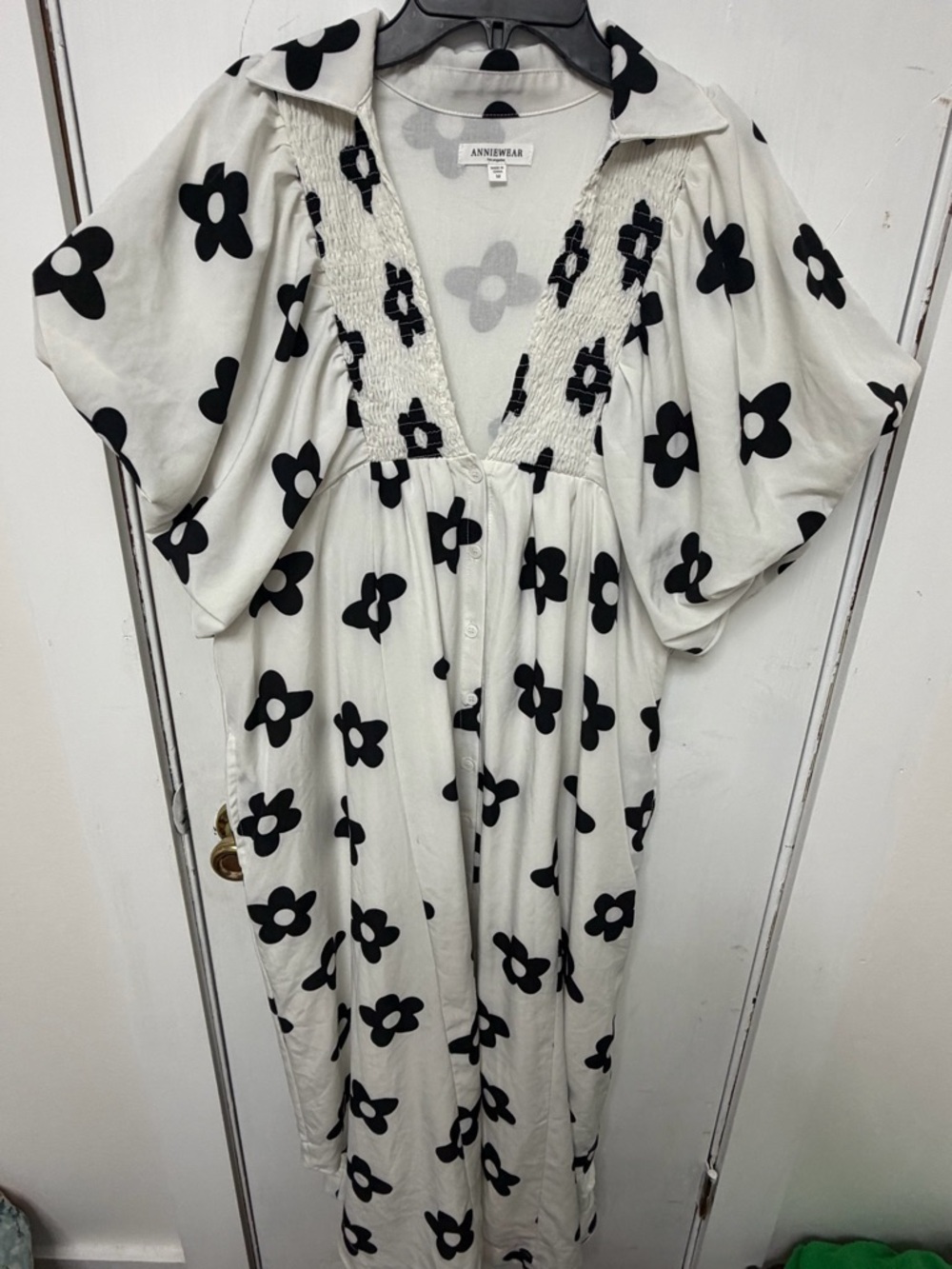 Anniewear Black & White Floral Smocked V-Neck Dress medium